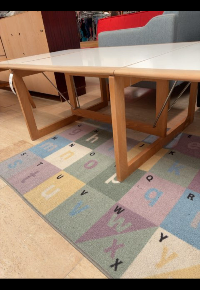 Træfarvet og hvidt sofabord